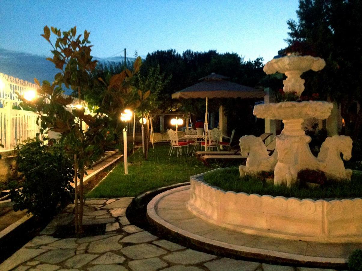 Villa Fofo - Beautiful Sea Front Villa With 650M2 Garden Nea Kallikrateia Екстер'єр фото