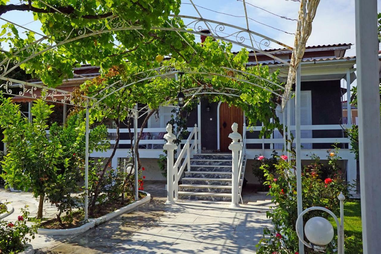 Villa Fofo - Beautiful Sea Front Villa With 650M2 Garden Nea Kallikrateia Екстер'єр фото