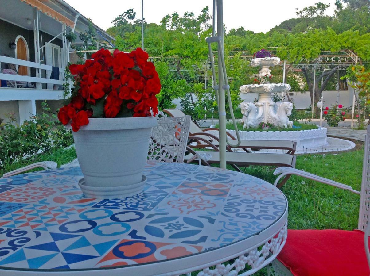 Villa Fofo - Beautiful Sea Front Villa With 650M2 Garden Nea Kallikrateia Екстер'єр фото