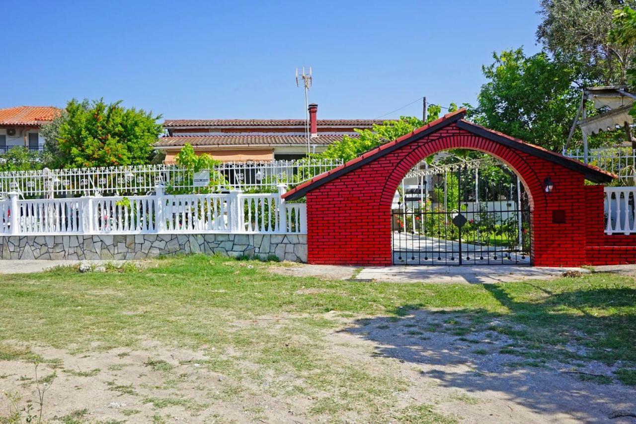 Villa Fofo - Beautiful Sea Front Villa With 650M2 Garden Nea Kallikrateia Екстер'єр фото