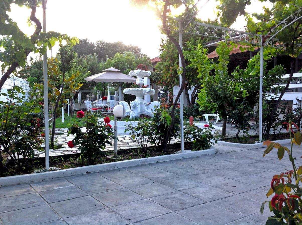Villa Fofo - Beautiful Sea Front Villa With 650M2 Garden Nea Kallikrateia Екстер'єр фото