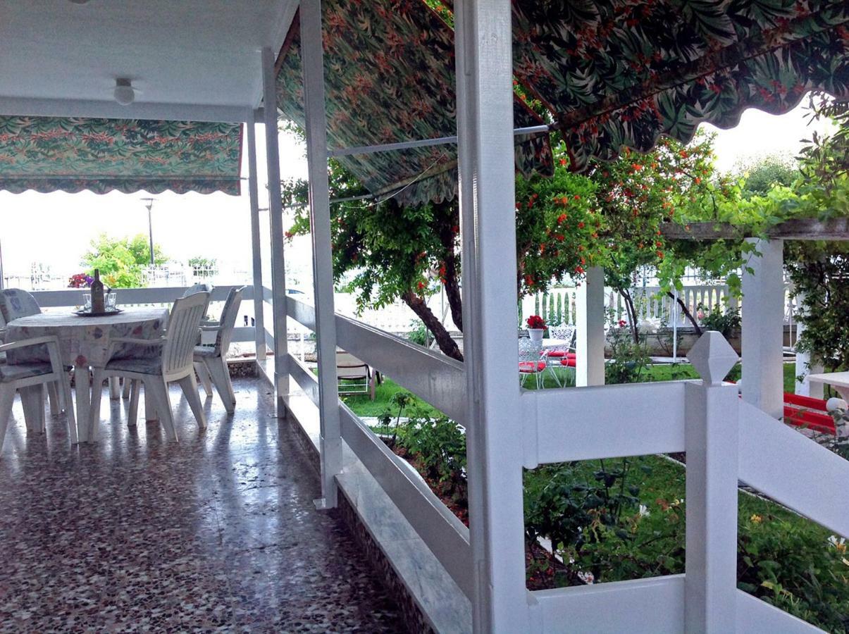 Villa Fofo - Beautiful Sea Front Villa With 650M2 Garden Nea Kallikrateia Екстер'єр фото