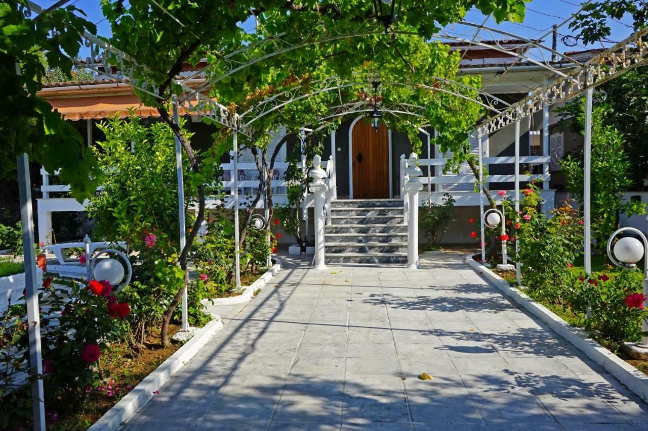 Villa Fofo - Beautiful Sea Front Villa With 650M2 Garden Nea Kallikrateia Екстер'єр фото